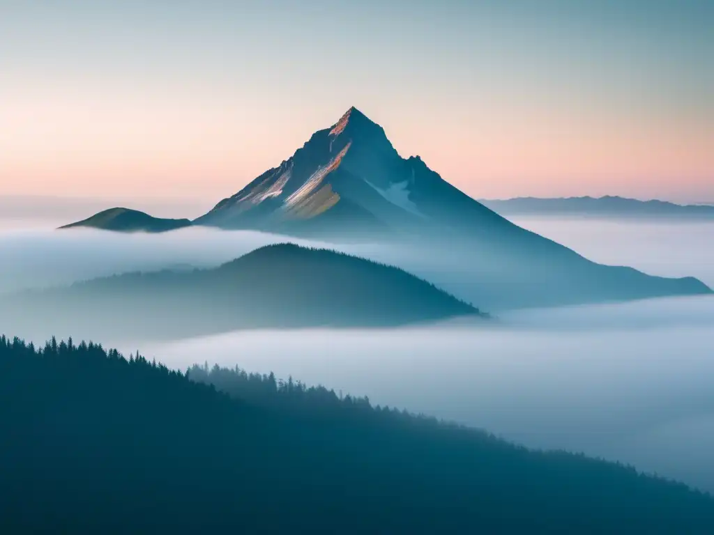 Cima montañosa emerge de la niebla, simbolizando integridad y retos de líderes éticos